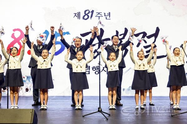 [크기변환]1-2. 정명근 화성특례시장과 이계철 화성특례시의회 의장, 윤대성 광복회 화성시지회장이 제81주년 광복절 기념행사에서 만세삼창을 하고 있다.jpg
