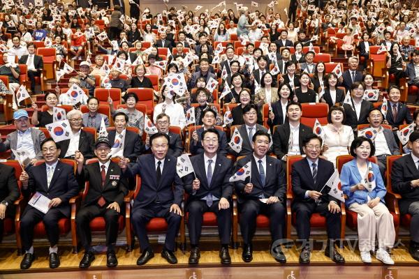 [크기변환]1-1. 정명근 화성특례시장과 윤대성 광복회 화성시지회장을 비롯한 참석자들이 제81주년 광복절 기념행사를 마친 뒤 기념촬영을 하고 있다.jpg