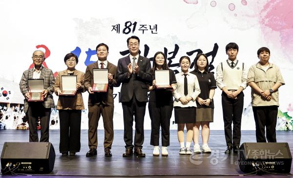 [크기변환]1-7. 정명근 화성특례시장이 제81주년 광복절 기념행사에서 표창 수여자들과 기념촬영을 하고 있다.jpg