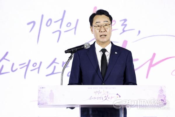 [크기변환]1-3. 정명근 화성특례시장이 일본군 위안부 피해자 기림의 날 기념식에서 인사말을 하고 있다(3).jpg