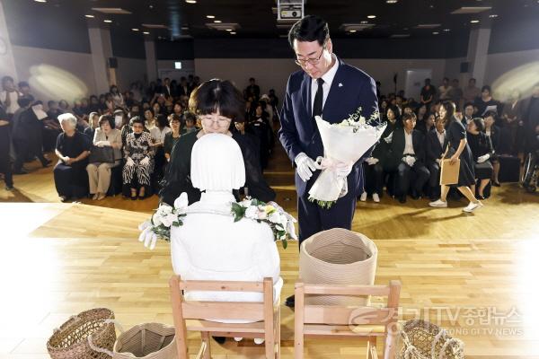 [크기변환]1-4. 정명근 화성특례시장과 이선희 화성시여성단체협의회 명예회장이 일본군 위안부 피해자 기림의 날 기념식에서 헌화하고 있다(1).jpg