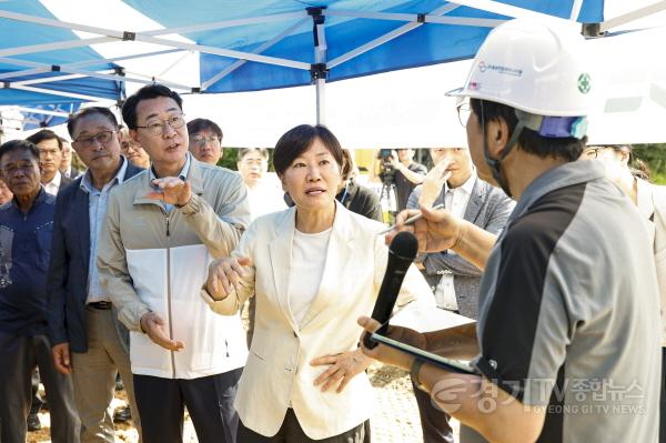 [크기변환]2-4. 정명근 화성특례시장이 송미령 농림축산식품부 장관과 함께 13일 영농형 태양광 시범조성 사업 현장을 둘러보며 관계자의 설명을 듣고 있다.jpg