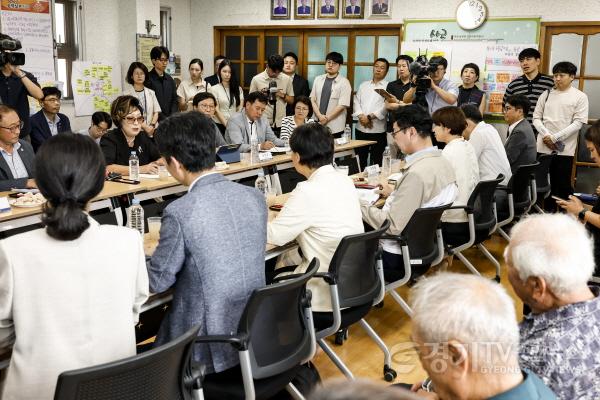 [크기변환]2-5. 정명근 화성특례시장이 송미령 농림축산식품부 장관과 함께 13일 사곶리 마을회관에서 주민들과 영농형 태양광 사업 추진 과정의 현안과 제도 개선 방안을 논의하고 있다.jpg