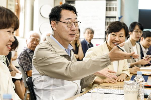 [크기변환]2-7. 정명근 화성특례시장이 송미령 농림축산식품부 장관과 함께 13일 사곶리 마을회관에서 주민들의 의견을 듣고 영농형 태양광 사업 활성화 방안에 대해 이야기하고 있다(2).jpg