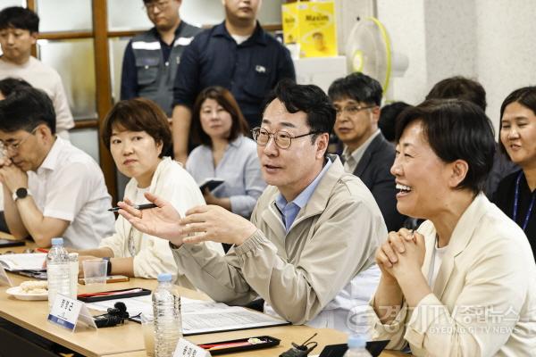 [크기변환]2-8. 정명근 화성특례시장이 송미령 농림축산식품부 장관과 함께 13일 사곶리 마을회관에서 주민들의 의견을 듣고 영농형 태양광 사업 활성화 방안에 대해 이야기하고 있다(3).jpg