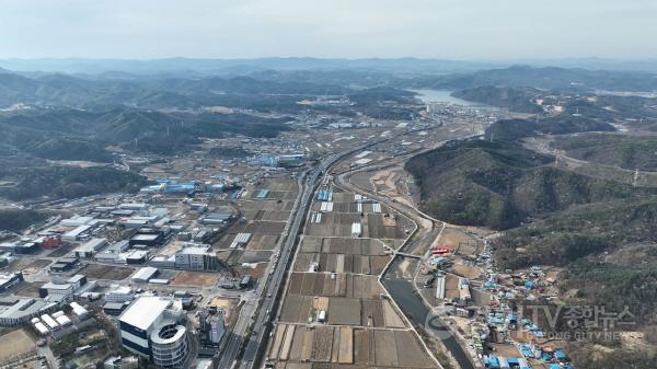 [크기변환]1. 용인 첨단 시스템 반도체 국가산단이 들어설 이동·남사읍 일대 전경. 중앙을 관통하는 도로가 국도 45호선.jpg