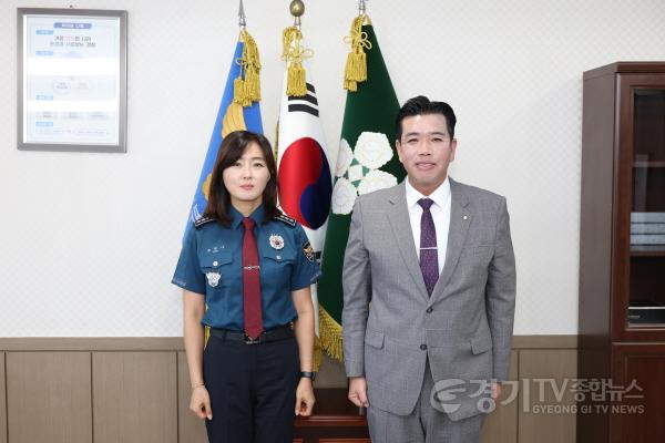 [크기변환]3.이계철의장 화성서부경찰서 최현아서장과 함께.jpg