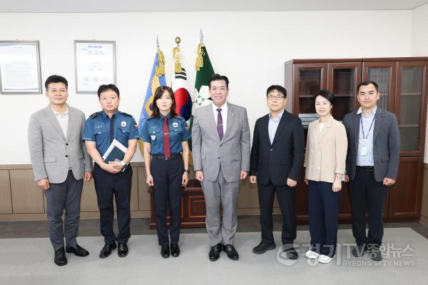 [크기변환]4.이계철의장 화성서부경찰서 방문 기념촬영.jpg