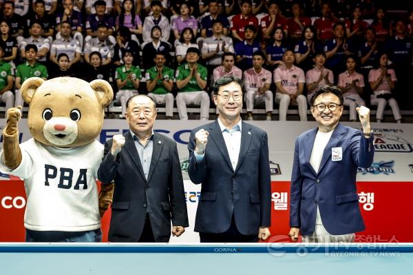 [크기변환]1-5. 정명근 화성특례시장이 12일 PBA 팀리그 화성특례시 TOUR 2026-2027 2라운드 개막식에서 주요 내빈들과 대회의 성공적인 개최를 기원하며 기념촬영을 하고 있다.jpg