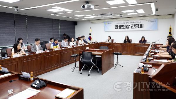 [크기변환]참석 의원 - 김선옥 의장, 윤석경 부의장, 정은수 교육복지위원장, 안기호 의원, 양범진 의원, 송지혜 의원, 정미라 의원.jpg
