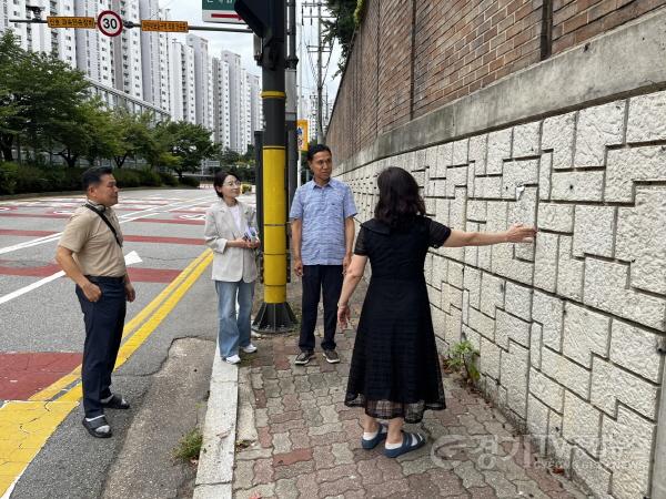 [크기변환]260818_이건한_의원__절대보호구역_내_어린이_안전__행정_신뢰_촉구_(2).jpg