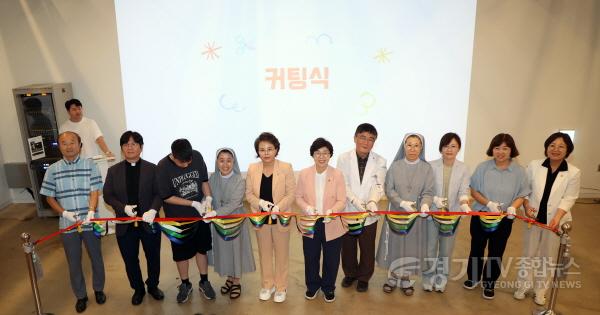 [크기변환]사진설명2) 김미경 수원특례시의회 의장과 김민양 의원을 비롯한 참석자들이 19일 복합문화공간 111CM에서 열린 ‘제9회 다담사진전’ 개회식에서 테이프 커팅을 하고 있다.jpg