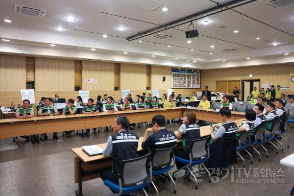 [크기변환]사진1) 평택시청의 을지연습 훈련과정 보고 받는 평택시의회 의원들.jpg