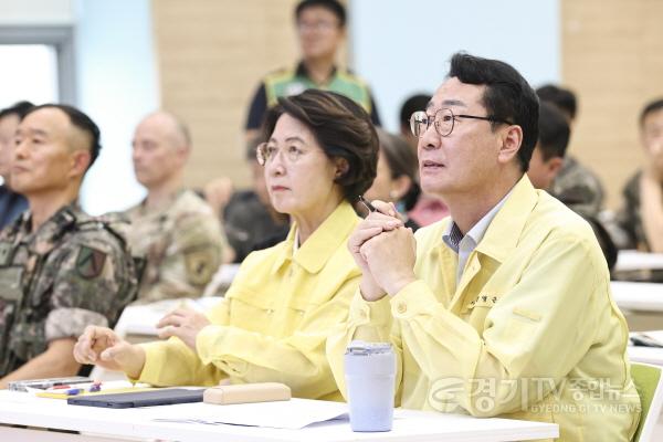[크기변환]2-2. 추미애 경기도지사 및 정명근 화성특례시장이 19일 2026년 을지연습 도 단위 실제훈련에서 북한 피난민 보호를 위한 관계기관의 대응 방안을 경청하고 있다.jpg