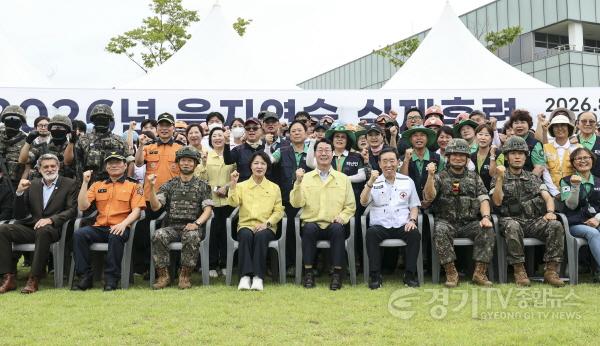 [크기변환]2-5. 추미애 경기도지사와 정명근 화성특례시장을 비롯한 군·경·소방 등 관계기관 관계자들이 19일 2026년 을지연습 도 단위 실제훈련을 마치고 기념촬영을 하고 있다.jpg