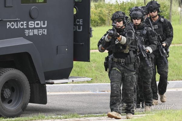 [크기변환]2-6. 경찰특공대가 19일 2026년 을지연습 도 단위 실제훈련에서 위기 상황을 가정한 대응 훈련을 하고 있다.jpg