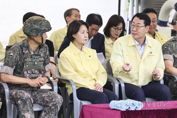 [크기변환]2-10. 정명근 화성특례시장이 19일 2026년 을지연습 도 단위 실제훈련 현장에서 추미애 경기도지사 및 군 관계자와 훈련 상황에 대해 의견을 나누고 있다.jpg
