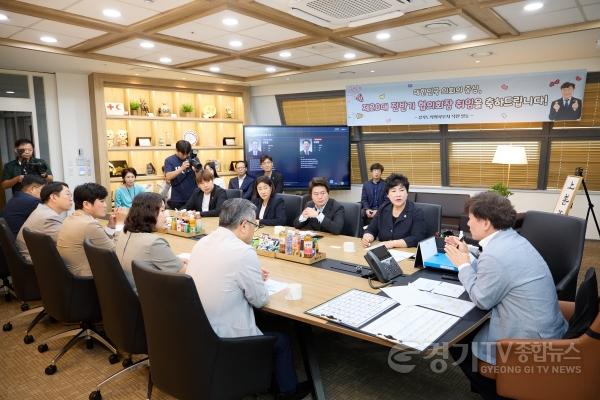 [크기변환]사진2. 용인특례시의회 의장단은 19일 경기도의회를 방문해 남종섭 경기도의회 의장 취임과 대한민국시도의회의장협의회 회장 선출을 축하하고, 경기미래투자공사 설립 등 주요 현안에 대해 의견을 나눴다.jpg