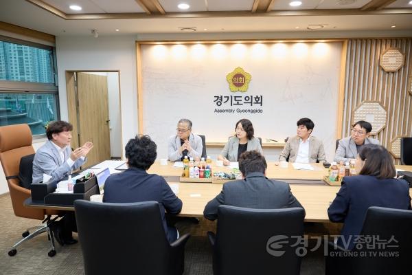 [크기변환]사진3. 용인특례시의회 의장단은 19일 경기도의회를 방문해 남종섭 경기도의회 의장 취임과 대한민국시도의회의장협의회 회장 선출을 축하하고, 경기미래투자공사 설립 등 주요 현안에 대해 의견을 나눴다.jpg