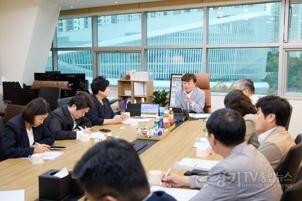 [크기변환]사진4. 사진1. 용인특례시의회 의장단은 19일 경기도의회를 방문해 남종섭 경기도의회 의장 취임과 대한민국시도의회의장협의회 회장 선출을 축하하고, 경기미래투자공사 설립 등 주요 현안에 대해 의견을 나눴다.jpg