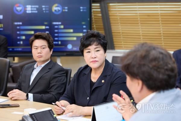 [크기변환]사진5. 용인특례시의회 의장단은 19일 경기도의회를 방문해 남종섭 경기도의회 의장 취임과 대한민국시도의회의장협의회 회장 선출을 축하하고, 경기미래투자공사 설립 등 주요 현안에 대해 의견을 나눴다.jpg