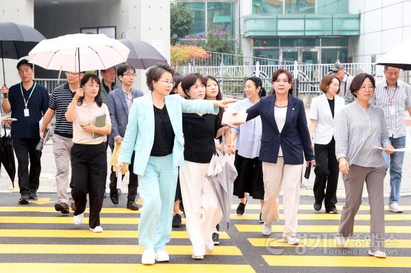 [크기변환]사진설명1) 김미경 수원특례시의회 의장과 김은수·김민양·김영희 의원이 20일 송정초등학교 일원을 찾아 학생들의 통학로 주변 환경과 보행 여건을 직접 살펴보고 있다.jpg