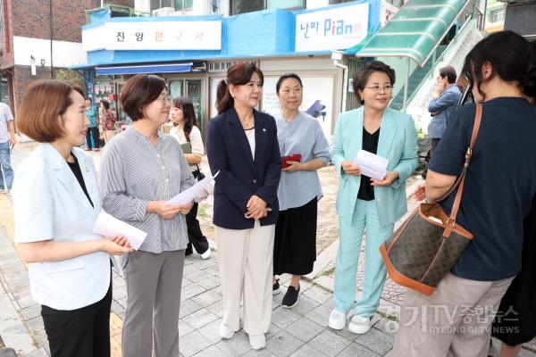 [크기변환]사진설명2) 김미경 수원특례시의회 의장과 김은수·김민양·김영희 의원이 20일 송정초등학교 인근에서 시민 건의사항을 청취하고 노송 주변 환경정비 및 안전한 통학환경 조성을 위한 개선방안을 논의하고 있다.jpg