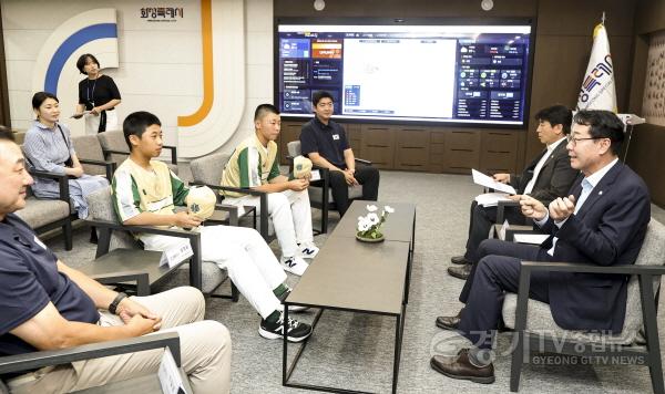 [크기변환]2-1. 정명근 화성특례시장이 화성시 리틀야구단 소속 선수와 지도자를 초청해 축하와 격려의 뜻을 전하고 있다.jpg