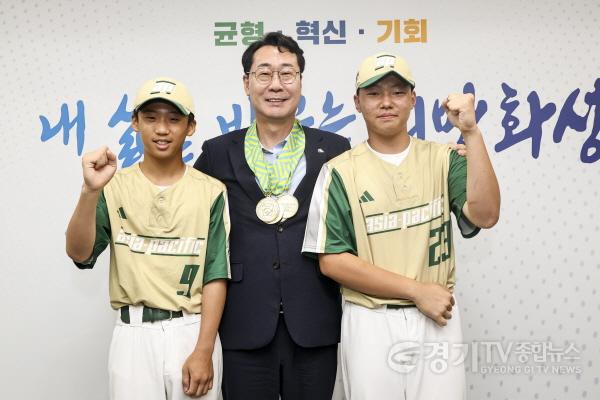 [크기변환]2-2. 화성시 리틀야구단 소속 김정암 선수(좌)와 김강민 선수(우)가 정명근 화성특례시장에게 우승 메달을 걸어준 뒤 기념촬영을 하고 있다.jpg
