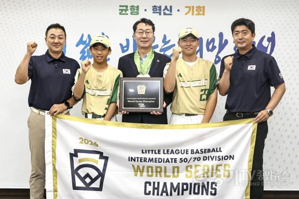 [크기변환]2-3. 정명근 화성특례시장이 리틀야구단 선수, 지도자들과 함께 우승기를 들고 기념촬영을 하고 있다(좌측부터) 이일남 감독, 김정암 선수, 정명근 화성특례시장, 김강민 선수, 김진수 감독.jpg