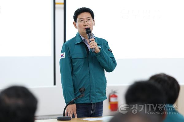[크기변환]5-1. 이상일 용인특례시장이 21일 열린 2026년 을지연습 강평 보고회에서 훈련 상황에 대해 이야기하고 있다.jpg