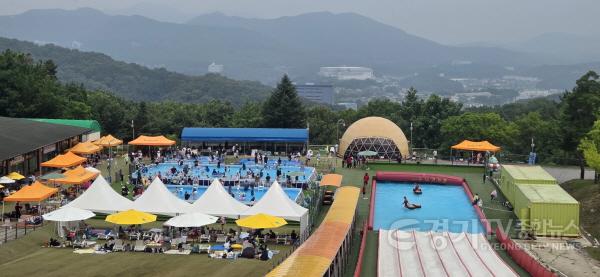 [크기변환]2-1. 용인시청소년수련원 물놀이장에 많은 시민이 찾아 피서를 즐기고 있다.jpg