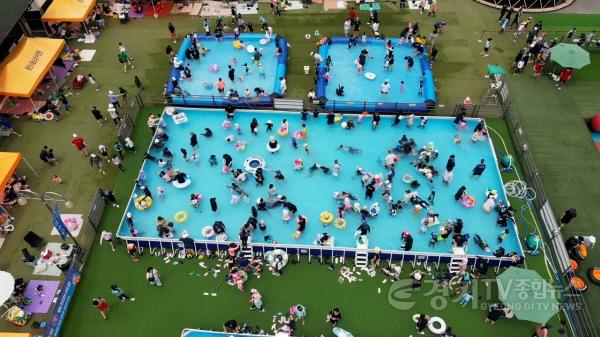 [크기변환]2-2. 용인시청소년수련원 물놀이장에 많은 시민이 찾아 피서를 즐기고 있다.jpg