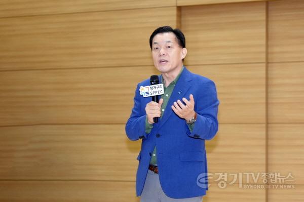 [크기변환]사진2)이재준 수원특례시장, “초등학생들의 창의적인 성장을 위해 헌신해 주신 청개구리 교실 학부모 지원단에 감사드린다”.jpg