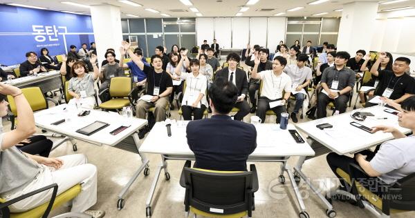 [크기변환]1-1. 정명근 화성특례시장이 2026년 청년과의 소통 간담회에서 청년정책협의체 위원들과 소통하고 있다.jpg