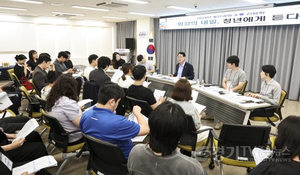 [크기변환]1-2. 정명근 화성특례시장이 2026년 청년과의 소통 간담회에서 청년정책 추진 방향에 대해 이야기하고 있다.jpg
