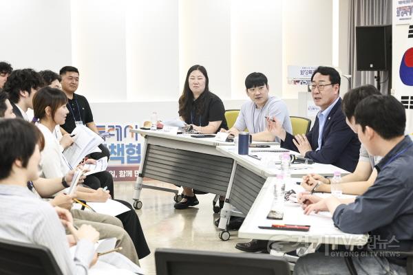 [크기변환]1-3. 정명근 화성특례시장이 청년정책협의체 위원들과 청년정책에 대한 다양한 의견을 나누고 있다.jpg
