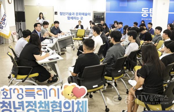 [크기변환]1-4. 정명근 화성특례시장이 청년정책협의체 위원들의 의견을 듣고 청년정책 방향에 대해 이야기하고 있다.jpg