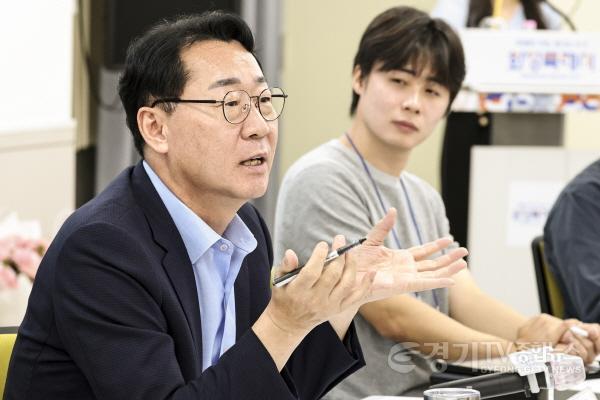 [크기변환]1-5. 정명근 화성특례시장이 청년들과 소통하며 청년이 체감할 수 있는 정책 추진 방향에 대해 이야기하고 있다.jpg