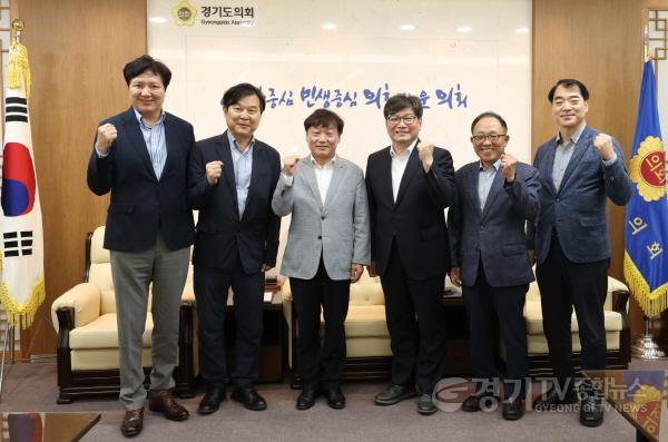 [크기변환]260819 남종섭 의장, 한국행정학회와 지방의회법 제정 방향 논의 (1).jpg