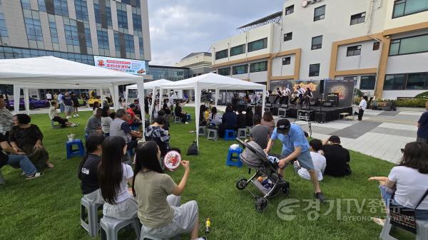 [크기변환]3. 공연 관람하며 축제를 즐기는 시민들.jpg