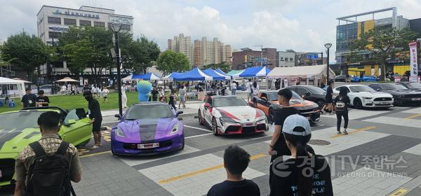 [크기변환]5. 카밋(Car Meet) 전시 차량을 살펴보는 시민들.jpg