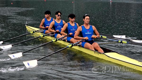 [크기변환]5-1. 용인특례시 직장운동경기부 조정팀이 제20회 화천평화배 전국조정대회 남자일반부에서 종합우승을 차지했다. 사진은 쿼드러플스컬 종목 진행 모습.jpg