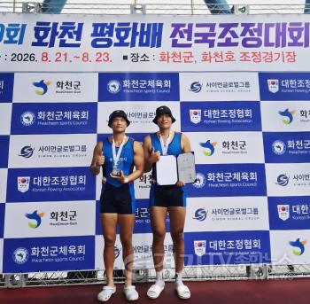 [크기변환]5-2. 용인특례시 직장운동경기부 조정팀 제20회 화천평화배 전국조정대회 남자일반부 무타페어에서 우승을 차지한 뒤 기념촬영하고 있다.jpg