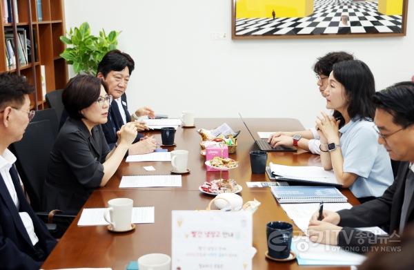 [크기변환]1 (문화관광과) 김보라 안성시장 지속가능관광 법제화 위해 국회 방문 (3).jpg