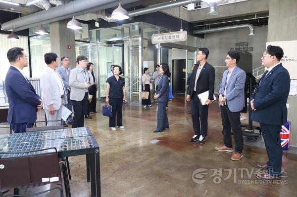 [크기변환]20260825_시흥시의회 자치행정위원회 주요 기관 현장방문… 미래산업·창업지원 현황 점검(3).jpg