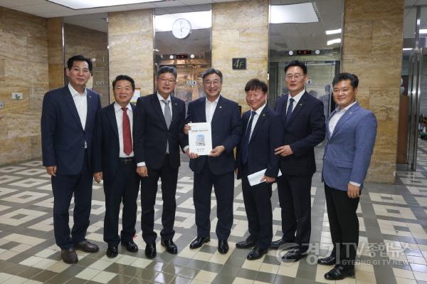 [크기변환]260825_경기도의회__지방의회_부활_35주년_맞아_국회에_‘지방의회법_제정_건의안’_전달_(3).jpg