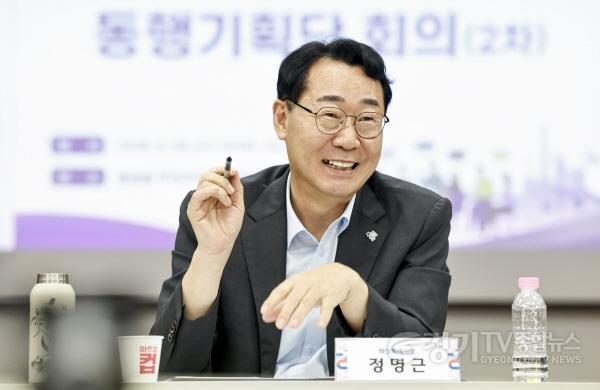 [크기변환]12-2. 정명근 화성특례시장이 26일 화성시 시민협치 동행기획단 회의에서 시민사회 활동가들과 의견을 나누고 있다.jpg