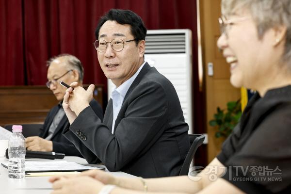 [크기변환]12-3. 정명근 화성특례시장이 26일 화성시 시민협치 동행기획단 회의’에서 시민사회 활동가의 의견을 듣고 있다.jpg
