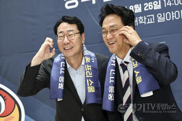 [크기변환]13-8. 정명근 화성특례시장(왼쪽)과 안민석 경기도교육감(오른쪽)이 ‘폰 프리 스쿨’ 실천을 상징하는 퍼포먼스를 하고 있다.jpg